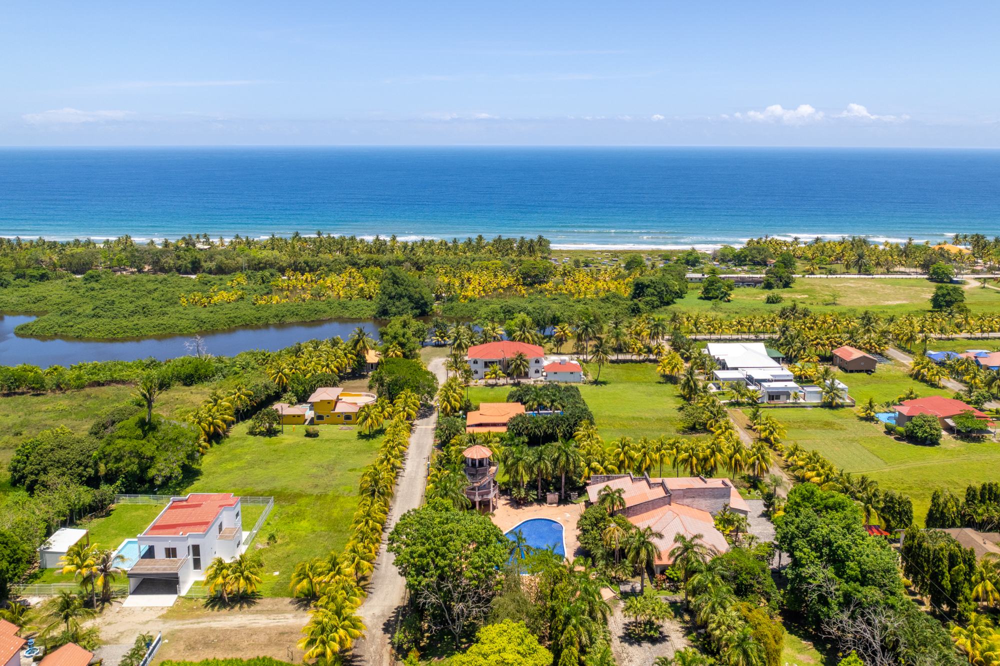 Vista aérea del resort entre el mar Caribe y la laguna
