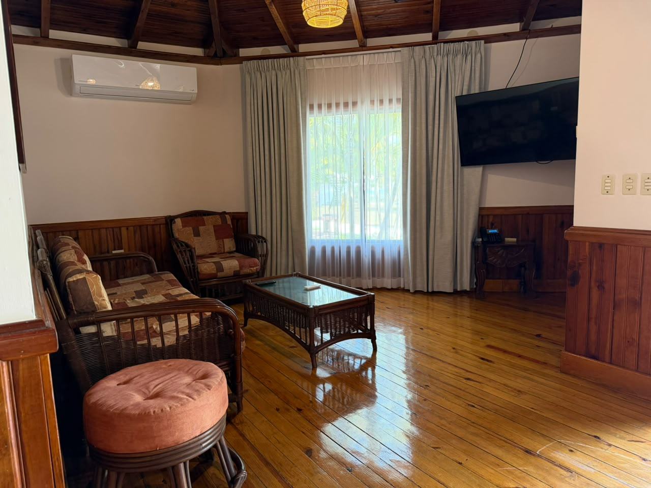 Sala interior de la cabaña con piso de madera