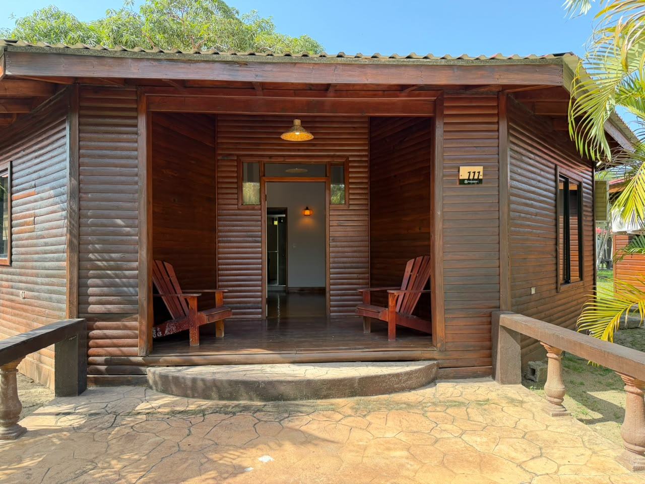 Porche de la cabaña con sillas de madera