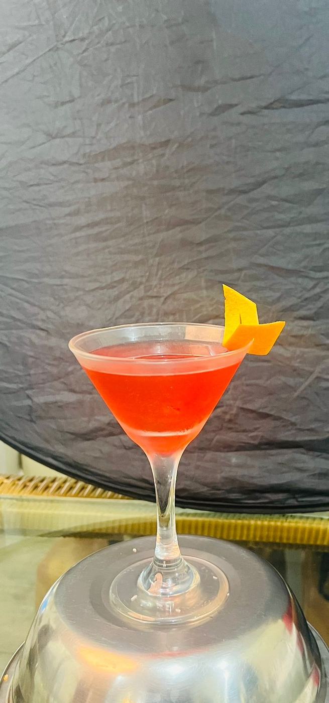 Coctel rojo en copa