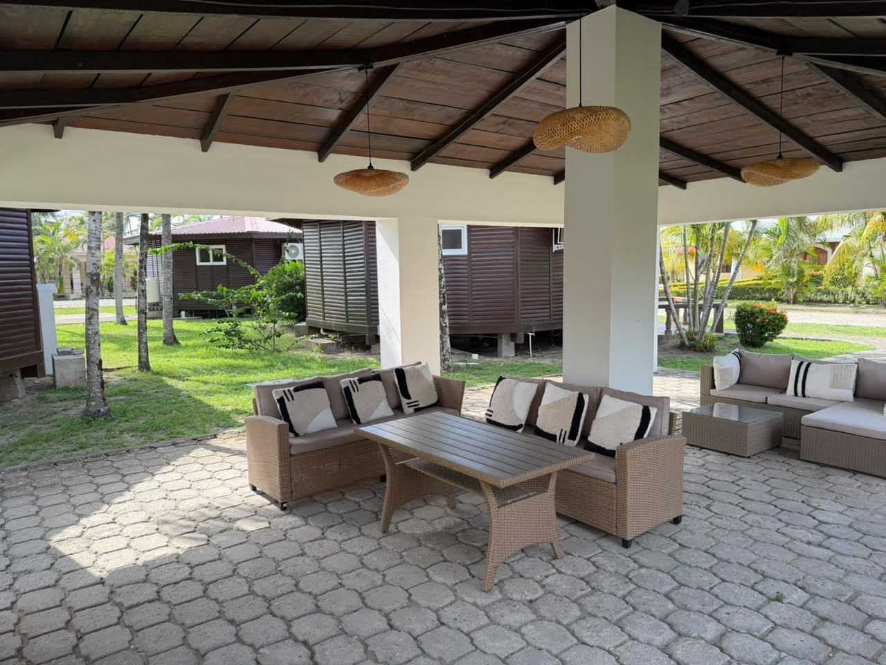 Rancho techado con salas de exterior