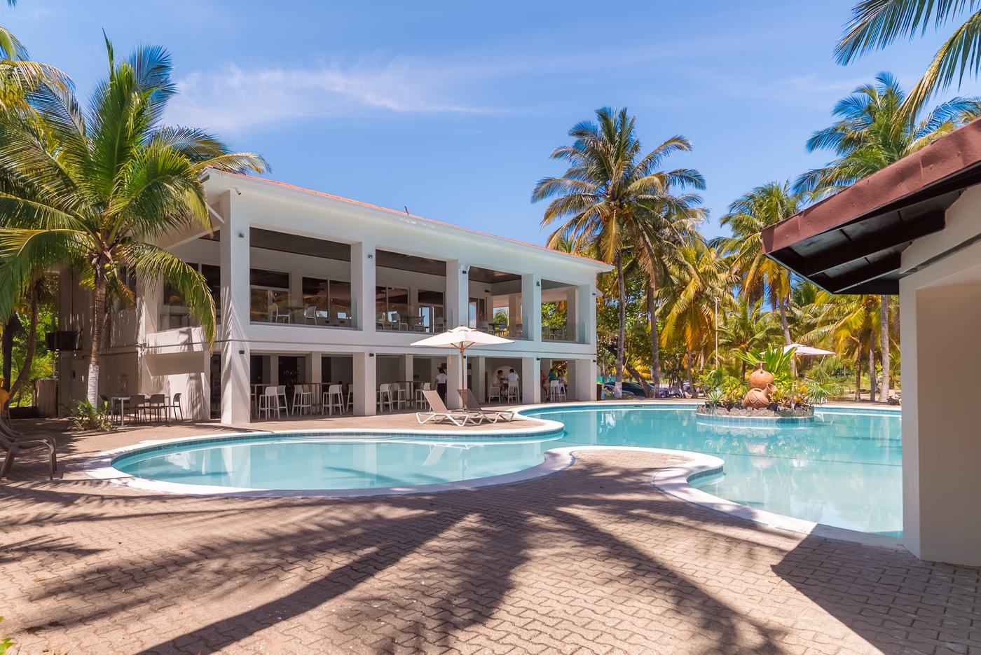 Edificio del hotel junto a la piscina