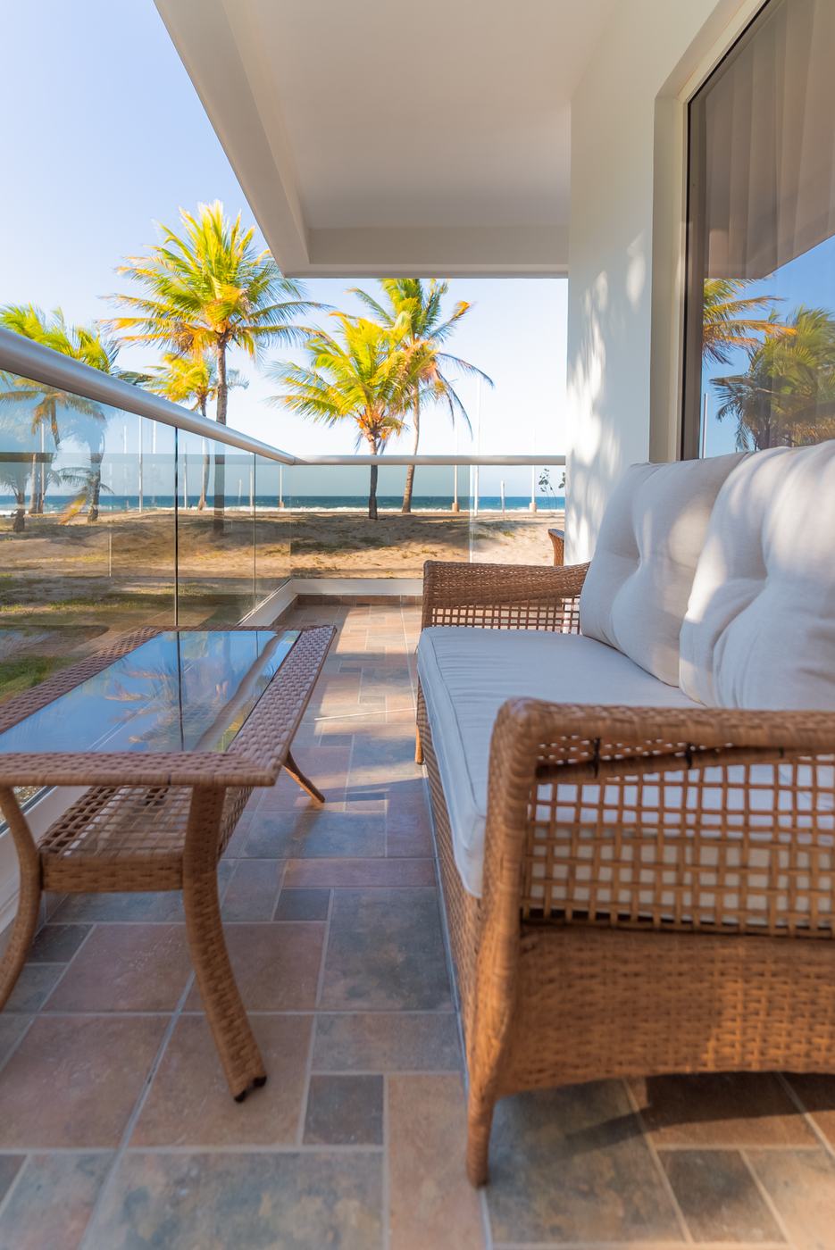 Terraza privada con sillones frente a las palmeras